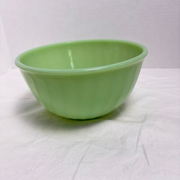 VTG Fire King 1940-50s jadeite swirl mixing bowl. 7 inch. #17